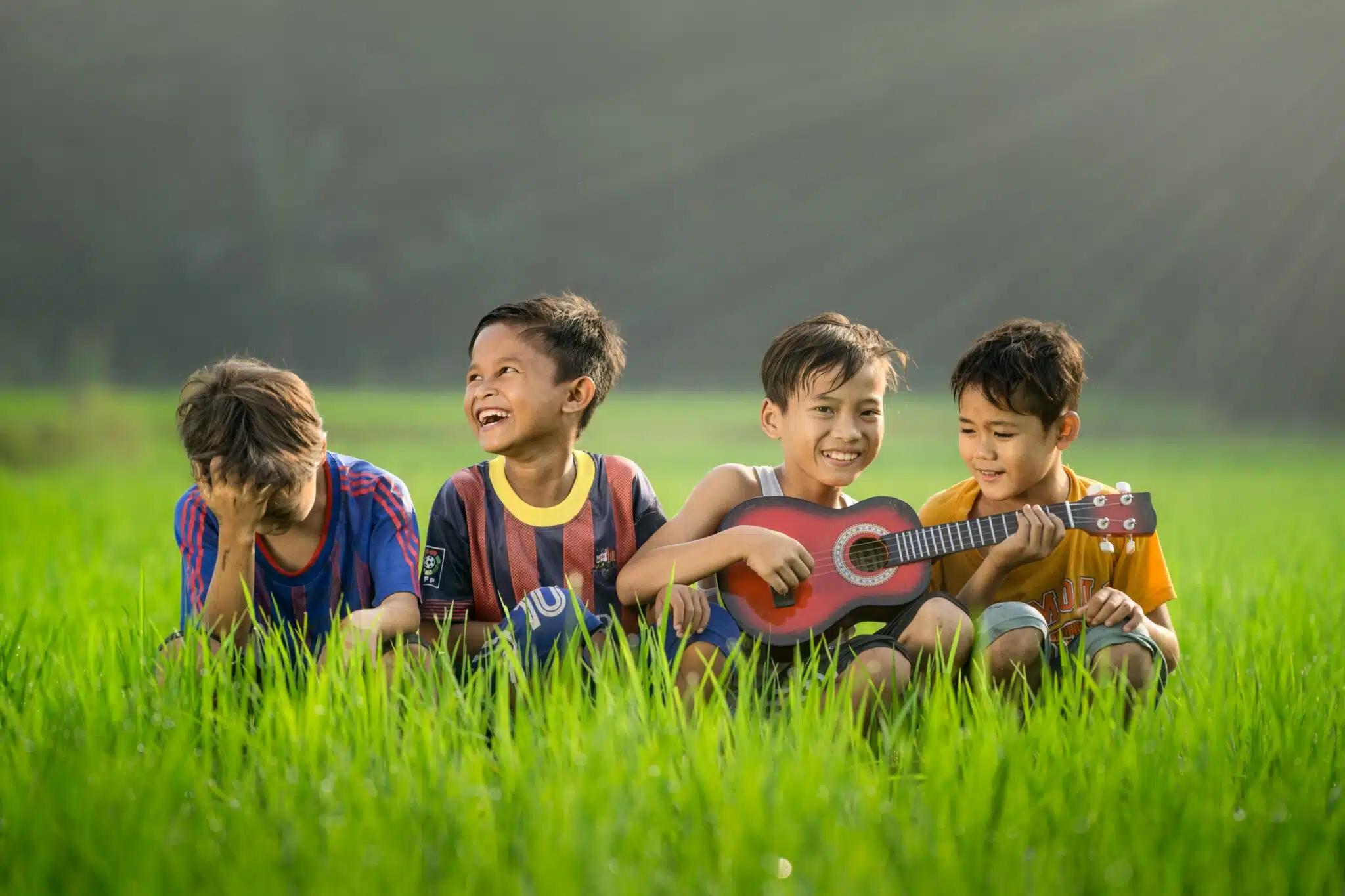 Niños tocando música al aire libre