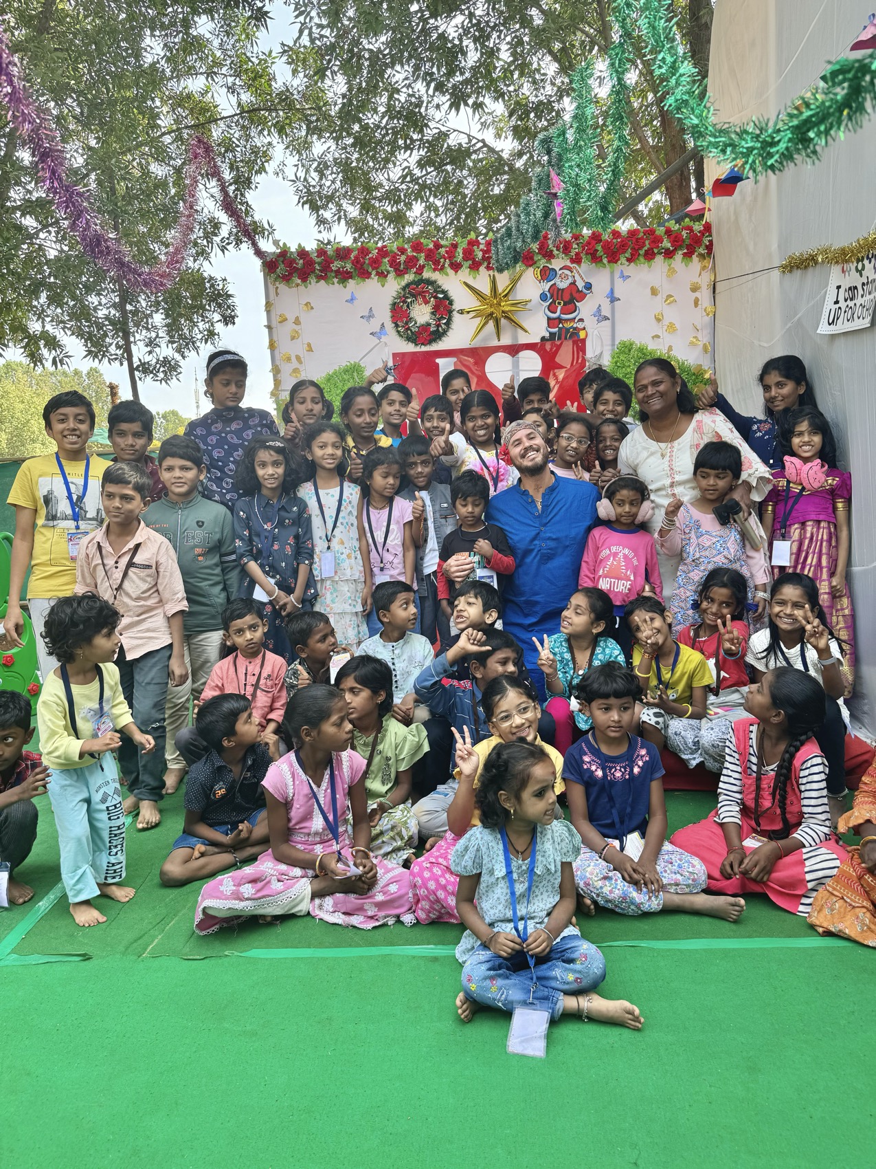 Nilo del Monte rodeado de un grupo de niños en la India