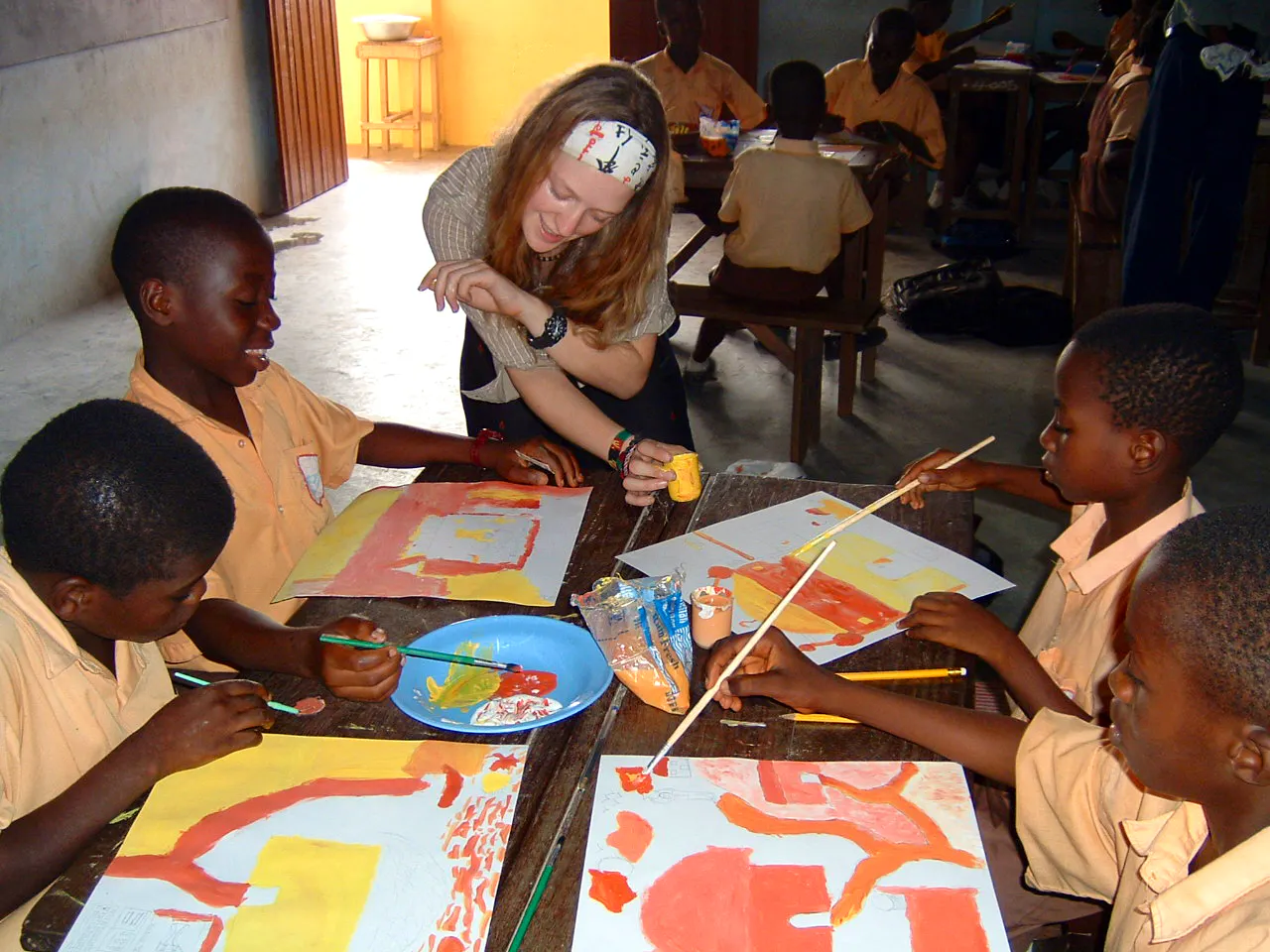 Niños pintando juntos en un taller de arte